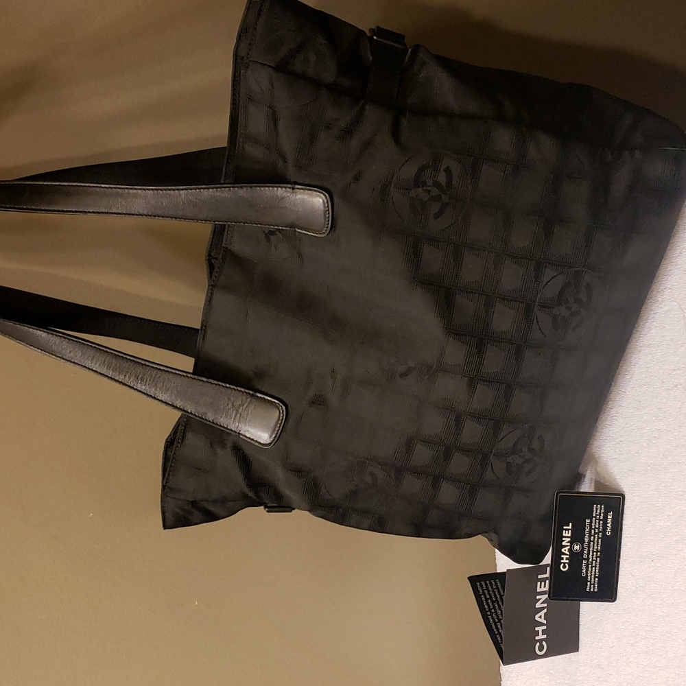 Chanel tote - Picture 3 of 17